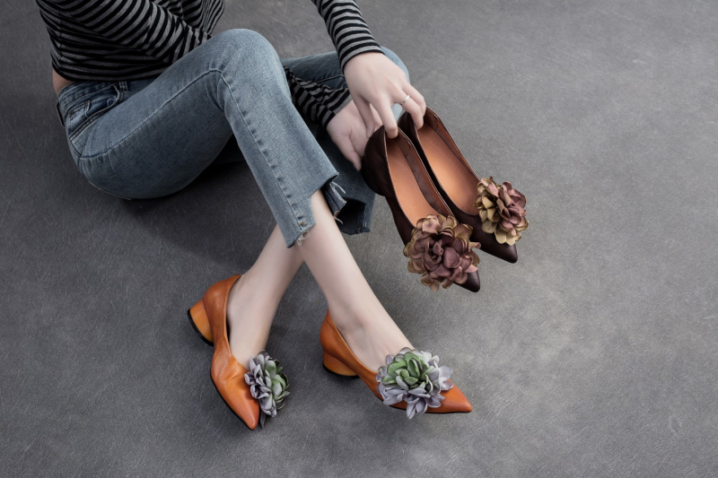 Ženske slip-on cipele s cvjetnim dizajnom, PU gornji dio, 6–8 cm peta, gumeni potplat