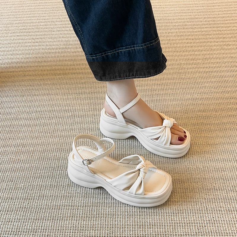 Római szandálok felsőrész szuperrostból, talp gumihabból, kerek orrú, csatolós zárás, nyár 2025