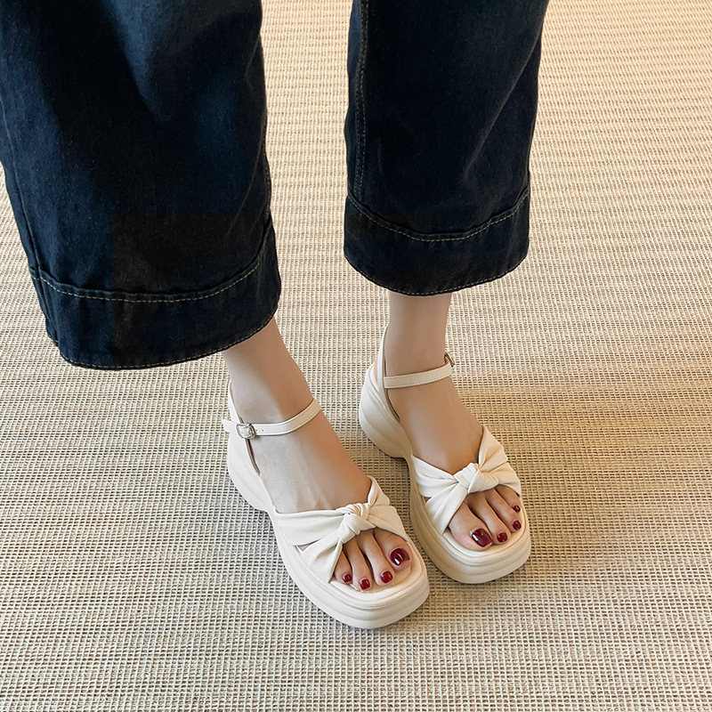 Római szandálok felsőrész szuperrostból, talp gumihabból, kerek orrú, csatolós zárás, nyár 2025