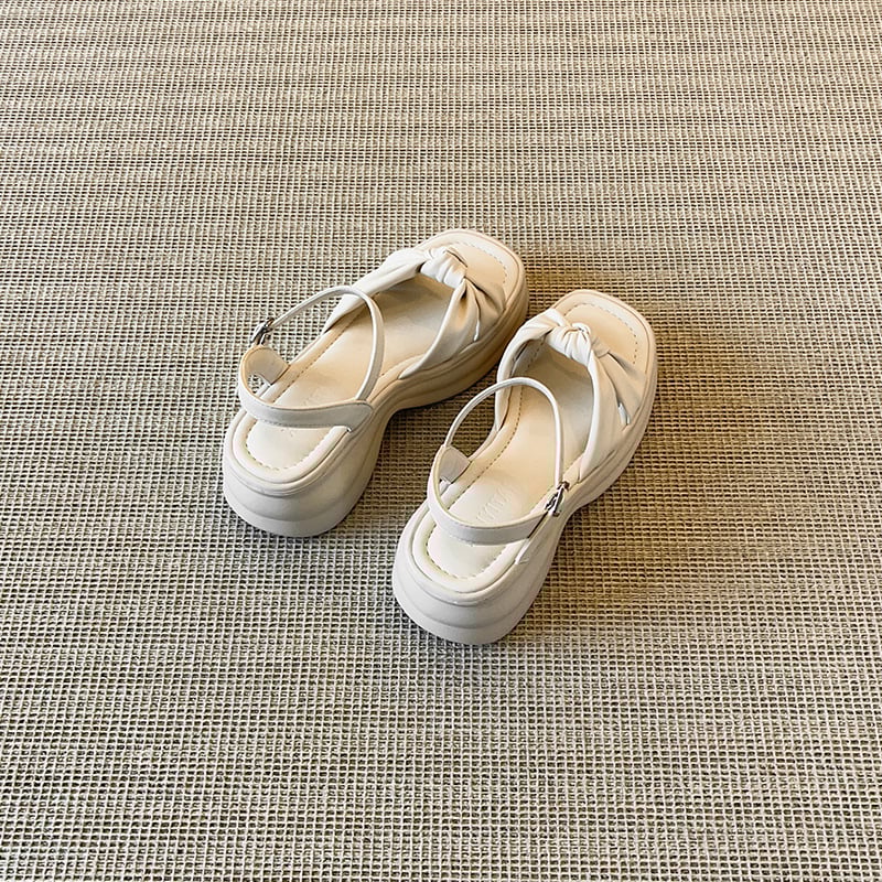 Római szandálok felsőrész szuperrostból, talp gumihabból, kerek orrú, csatolós zárás, nyár 2025