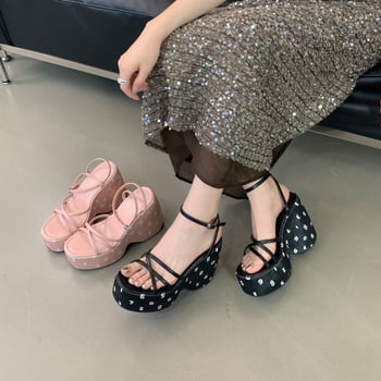 Πέδιλα με Τ-strap, κομμένα διακοσμητικά στοιχεία και φαρδιά σόλα, επάνω μέρος από super fiber, χειμερινή σεζόν 2024