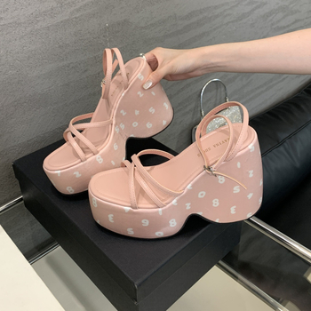 Πέδιλα με Τ-strap, κομμένα διακοσμητικά στοιχεία και φαρδιά σόλα, επάνω μέρος από super fiber, χειμερινή σεζόν 2024