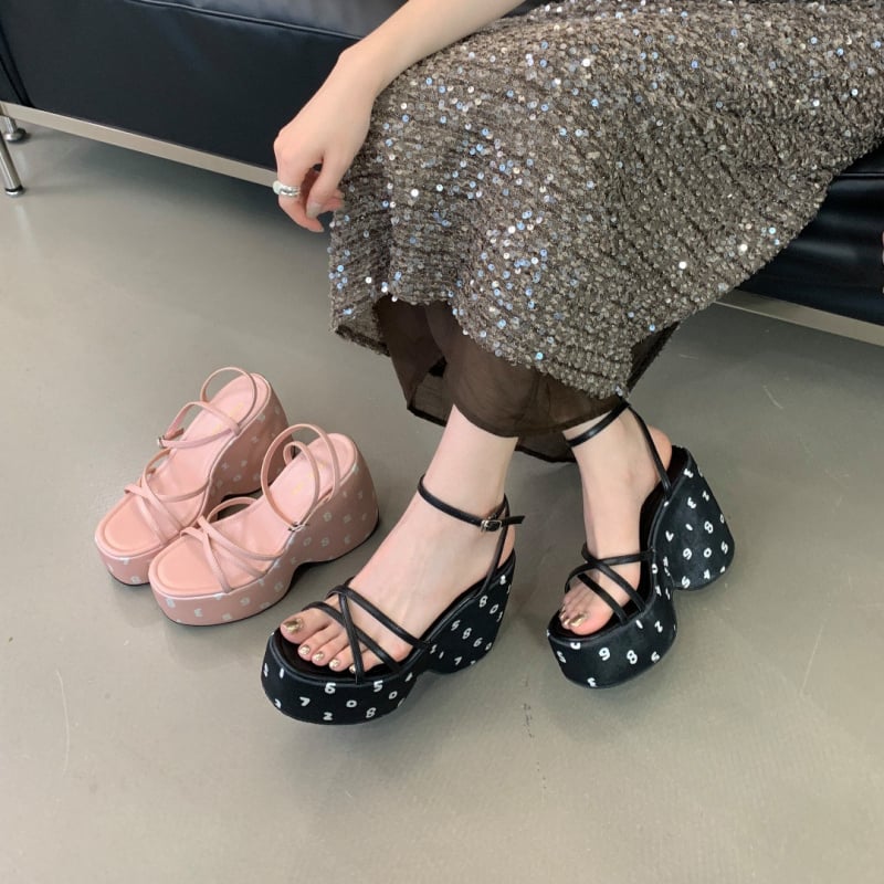 Πέδιλα με Τ-strap, κομμένα διακοσμητικά στοιχεία και φαρδιά σόλα, επάνω μέρος από super fiber, χειμερινή σεζόν 2024