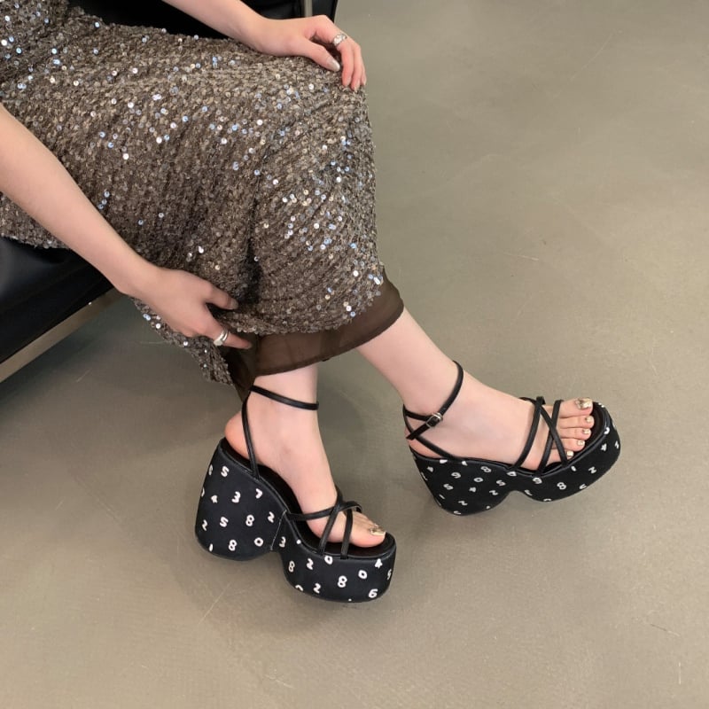 Πέδιλα με Τ-strap, κομμένα διακοσμητικά στοιχεία και φαρδιά σόλα, επάνω μέρος από super fiber, χειμερινή σεζόν 2024