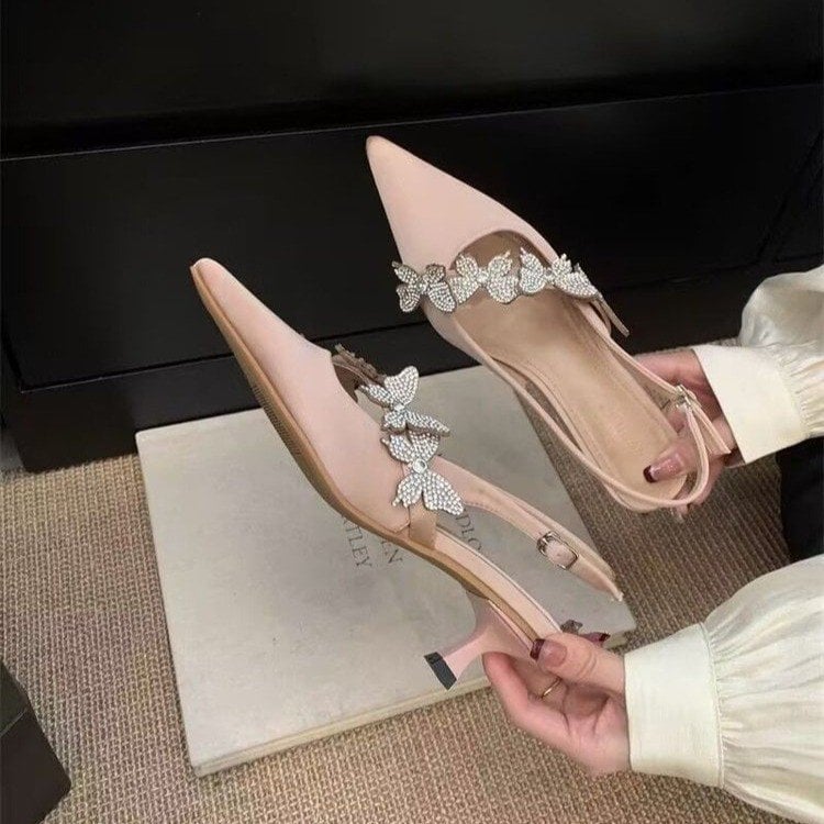 Γυναικείες σατινένιες σανδάλια με μία λουρίδα, διακοσμημένα με κρύσταλλα στη μπροστινή περιοχή, λεπτό χαμηλό τακούνι 3–6 cm, σόλα από καουτσούκ