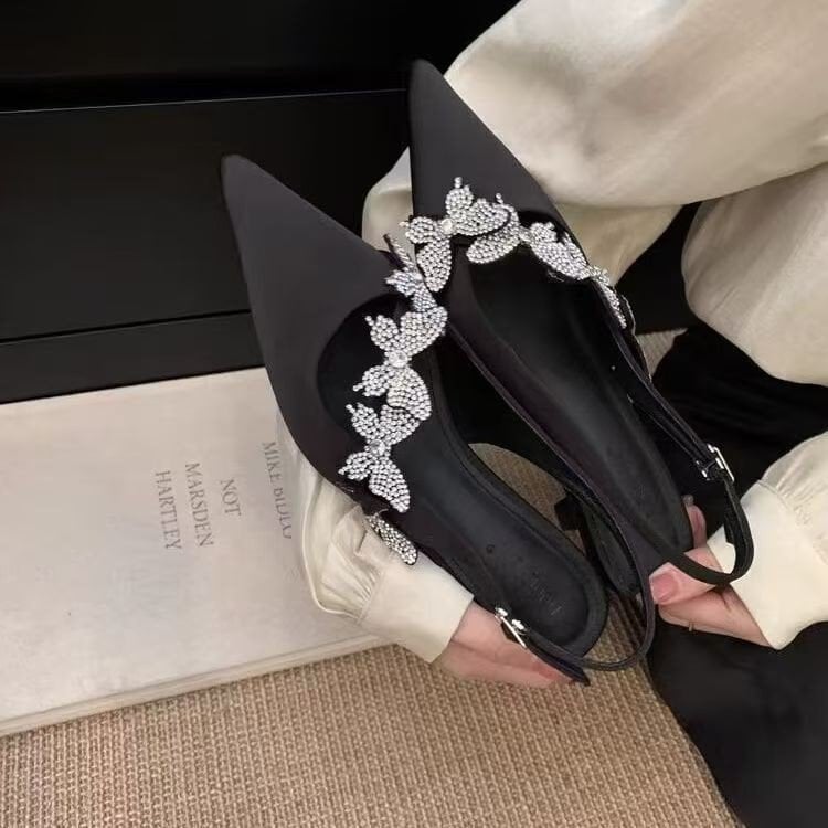 Γυναικείες σατινένιες σανδάλια με μία λουρίδα, διακοσμημένα με κρύσταλλα στη μπροστινή περιοχή, λεπτό χαμηλό τακούνι 3–6 cm, σόλα από καουτσούκ