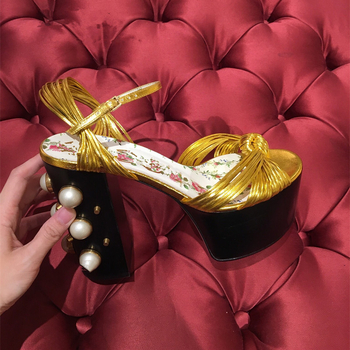 Σανδάλια με ανοιχτό δάκτυλο, πάνω μέρος από μικροϊνες, στρογγυλό нос, παχύ τακούνι άνω των 8 εκ