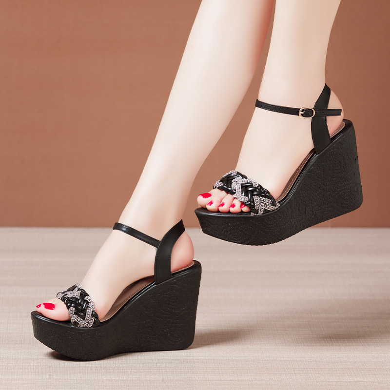 Σανδάλια με ιμάντα, άνω μέρος από μικροϊνες, στρογγυλή μύτη, κούμπωμα με αγκράφα, PU επένδυση