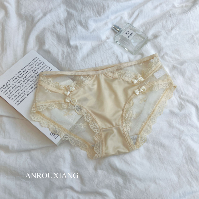 Ženski G-string s motivom leptira i čipkom, glavna tkanina najlon 80–90%, pamukova podstava u preponama