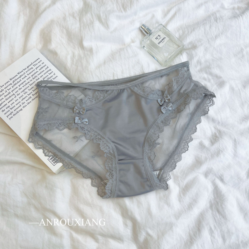 Ženski G-string s motivom leptira i čipkom, glavna tkanina najlon 80–90%, pamukova podstava u preponama