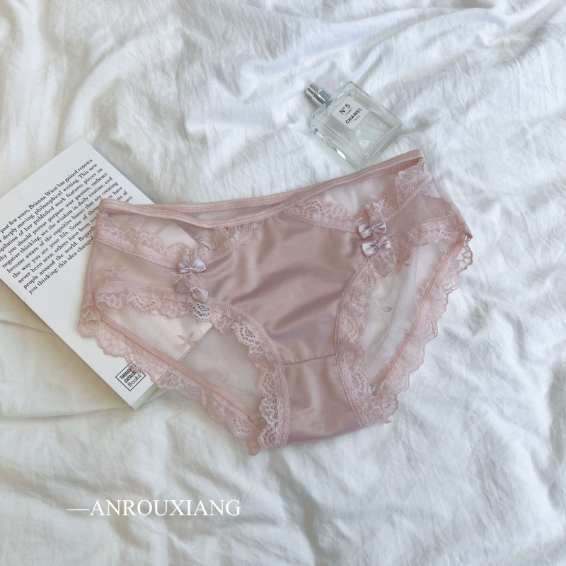 Ženski G-string s motivom leptira i čipkom, glavna tkanina najlon 80–90%, pamukova podstava u preponama