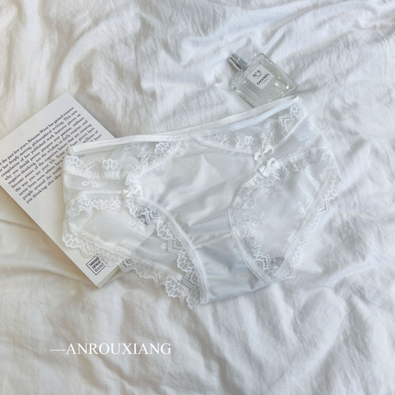 Ženski G-string s motivom leptira i čipkom, glavna tkanina najlon 80–90%, pamukova podstava u preponama