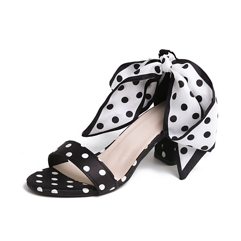 Πέδιλα με ένα λουρί, πλέγμα στην επάνω επιφάνεια, στρογγυλή μύτη, διακόσμηση με φιόγκο, χοντρό τακούνι 6–8 cm