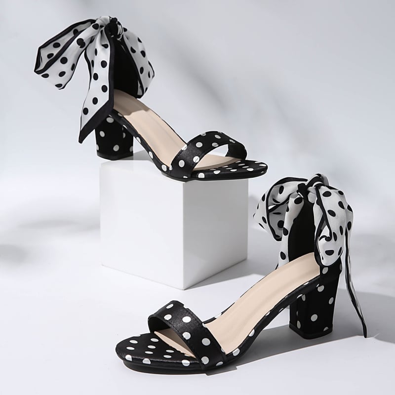 Πέδιλα με ένα λουρί, πλέγμα στην επάνω επιφάνεια, στρογγυλή μύτη, διακόσμηση με φιόγκο, χοντρό τακούνι 6–8 cm