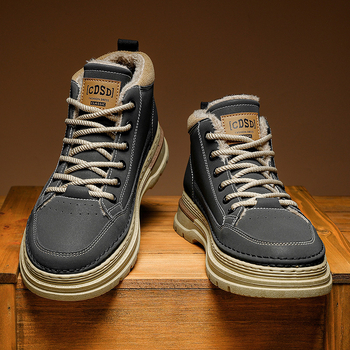 Férfi otthoni papucs műanyag PU felsőrésszel, belső plüss belsővel, elöl fűző, csúszásmentes műanyag talp