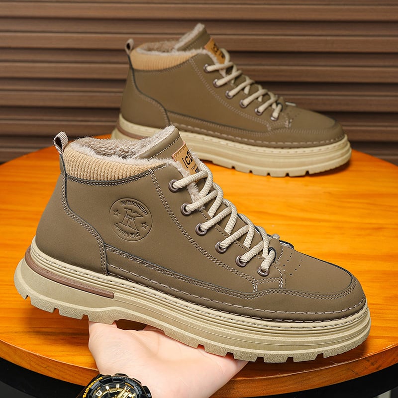 Férfi otthoni papucs műanyag PU felsőrésszel, belső plüss belsővel, elöl fűző, csúszásmentes műanyag talp