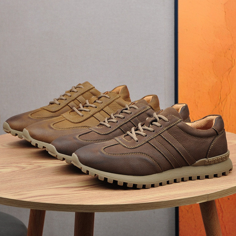 Muški casual kožni loafers, gornji dio od prave kože; podstava i ulošak od svinjske kože; okrugli vrh; niski 1–3 cm pet; gumeni potplat s vezicama.