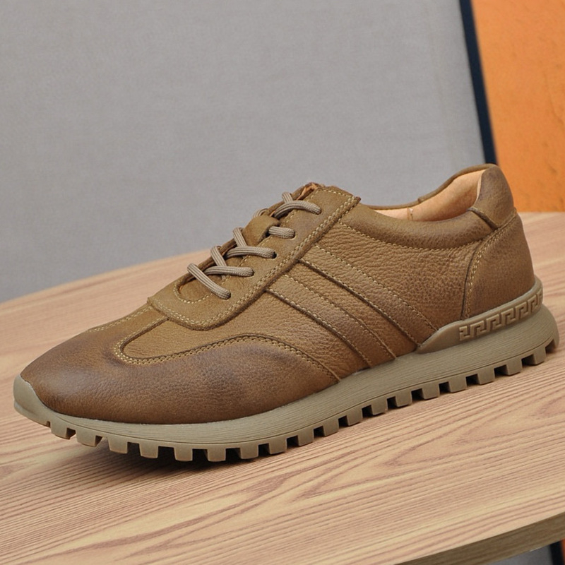 Muški casual kožni loafers, gornji dio od prave kože; podstava i ulošak od svinjske kože; okrugli vrh; niski 1–3 cm pet; gumeni potplat s vezicama.