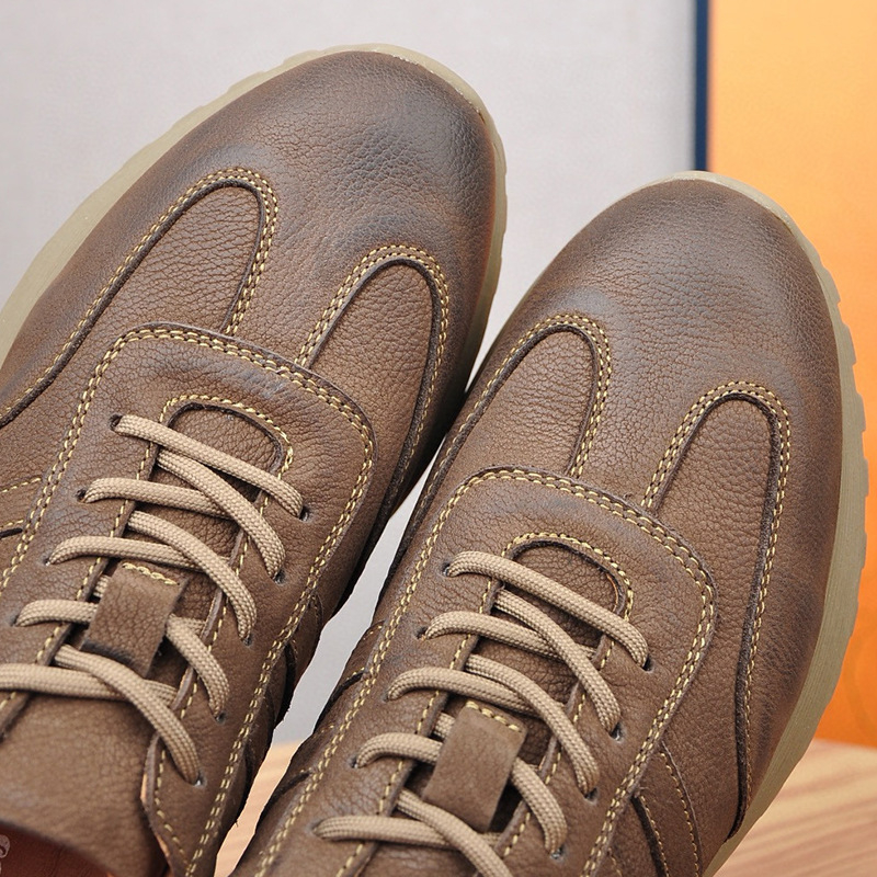 Muški casual kožni loafers, gornji dio od prave kože; podstava i ulošak od svinjske kože; okrugli vrh; niski 1–3 cm pet; gumeni potplat s vezicama.
