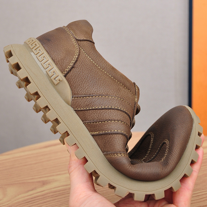 Muški casual kožni loafers, gornji dio od prave kože; podstava i ulošak od svinjske kože; okrugli vrh; niski 1–3 cm pet; gumeni potplat s vezicama.
