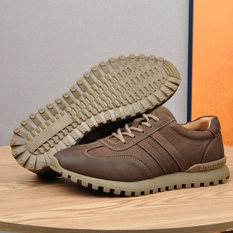Muški casual kožni loafers, gornji dio od prave kože; podstava i ulošak od svinjske kože; okrugli vrh; niski 1–3 cm pet; gumeni potplat s vezicama.