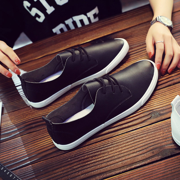 Férfi mikroszálas bőr loaferek, fűzős kivitel, kerek orr, gumírozott talp — stílusos és kényelmes viselet