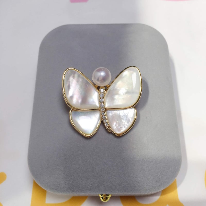Пеперудена брошка от раковина и пресноводни перли, електроплатирана, дамски моден аксесоар