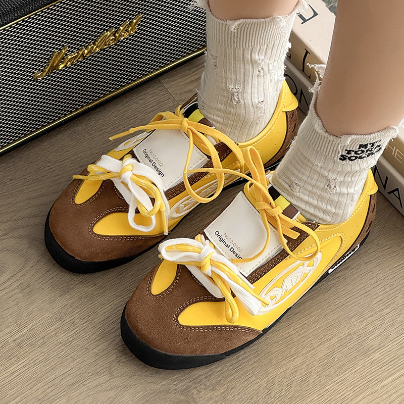 Uniszex sportcipő vastag talppal, matt felsőrész, kerek orr, fűzőzárás