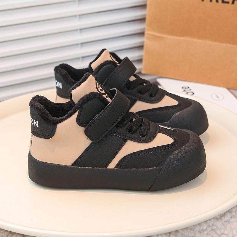 Gyerekeknek szóló őszi–téli futócipők vastag puha talppal és szintetikus bőrből készült felsőrésszel