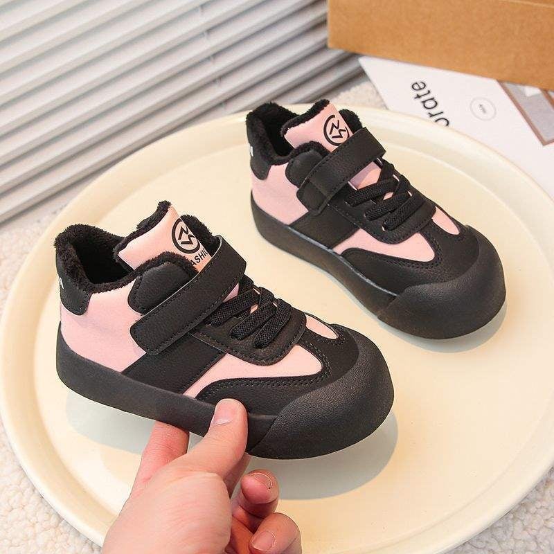 Gyerekeknek szóló őszi–téli futócipők vastag puha talppal és szintetikus bőrből készült felsőrésszel