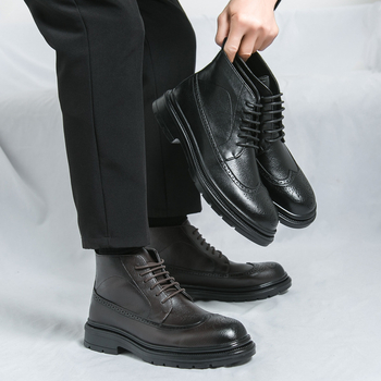 Ανδρικά δερμάτινα μποτάκια σε στυλ Martens, μεσαίο μήκος γάμπας, στρογγυλή μύτη, επάνω από μικροϊνες, καουτσούκ σόλα, με κορδούς εμπρός, φθινόπωρο