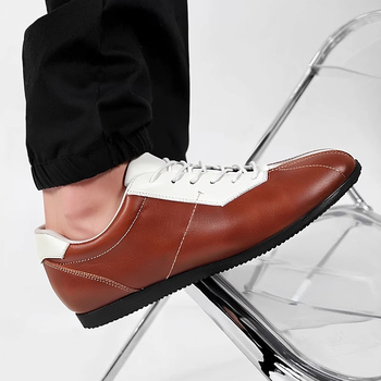 Férfiaknak tervezett bőr casual sneaker – első réteg marhabőr felsőrész, gumitalp, négyszögletes orr, alacsony sarok 1–3 cm, elöl fűző