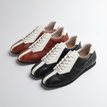 Férfiaknak tervezett bőr casual sneaker – első réteg marhabőr felsőrész, gumitalp, négyszögletes orr, alacsony sarok 1–3 cm, elöl fűző