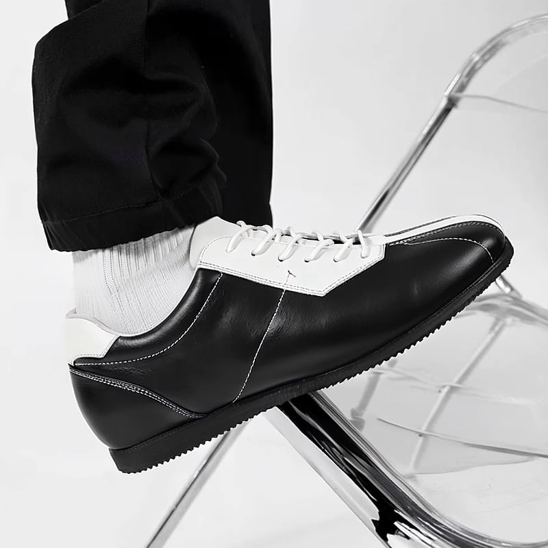 Férfiaknak tervezett bőr casual sneaker – első réteg marhabőr felsőrész, gumitalp, négyszögletes orr, alacsony sarok 1–3 cm, elöl fűző