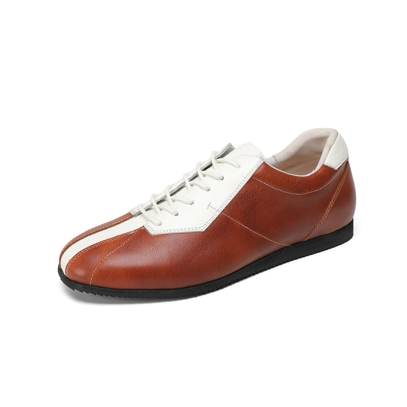 Férfiaknak tervezett bőr casual sneaker – első réteg marhabőr felsőrész, gumitalp, négyszögletes orr, alacsony sarok 1–3 cm, elöl fűző