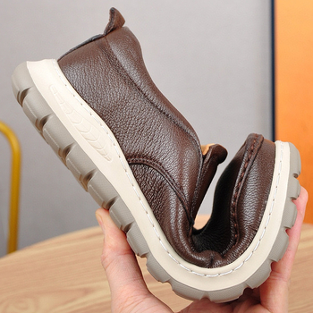 Férfi loaferek természetes bőrből, légáteresztő slip-on, talp habos gumiból, alacsony sarkú 1–3 cm, belső bélés sertésbőr