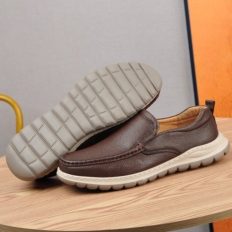 Férfi loaferek természetes bőrből, légáteresztő slip-on, talp habos gumiból, alacsony sarkú 1–3 cm, belső bélés sertésbőr