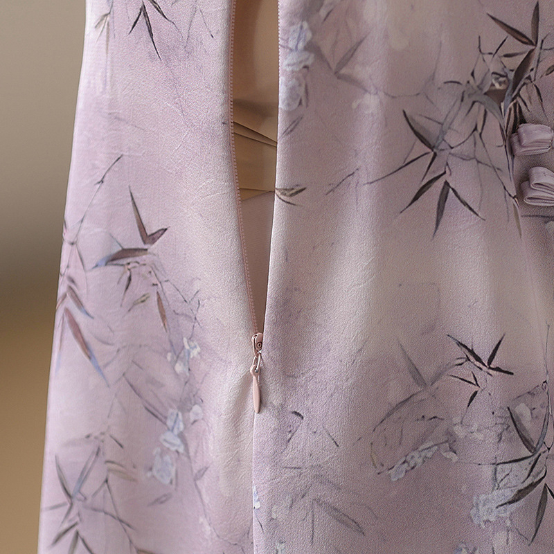 Elegantna ljetna haljina inspirirana kineskim stilom cheongsam, srednja duljina, poliester tkanina, diskasti kopča