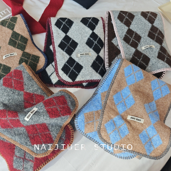 Шал от вълнена смес, плетен с диамантено каре, топъл и уютен за зимния сезон