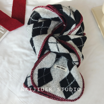 Шал от вълнена смес, плетен с диамантено каре, топъл и уютен за зимния сезон