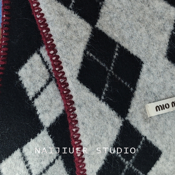 Шал от вълнена смес, плетен с диамантено каре, топъл и уютен за зимния сезон