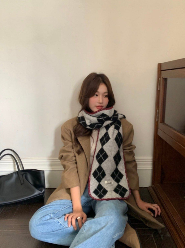 Шал от вълнена смес, плетен с диамантено каре, топъл и уютен за зимния сезон