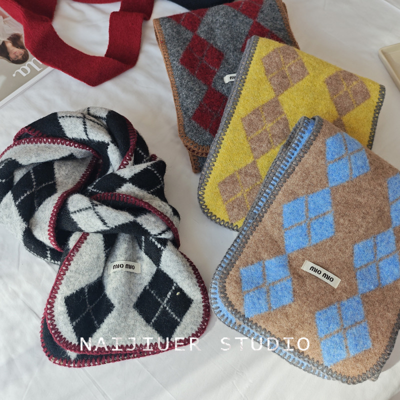 Шал от вълнена смес, плетен с диамантено каре, топъл и уютен за зимния сезон