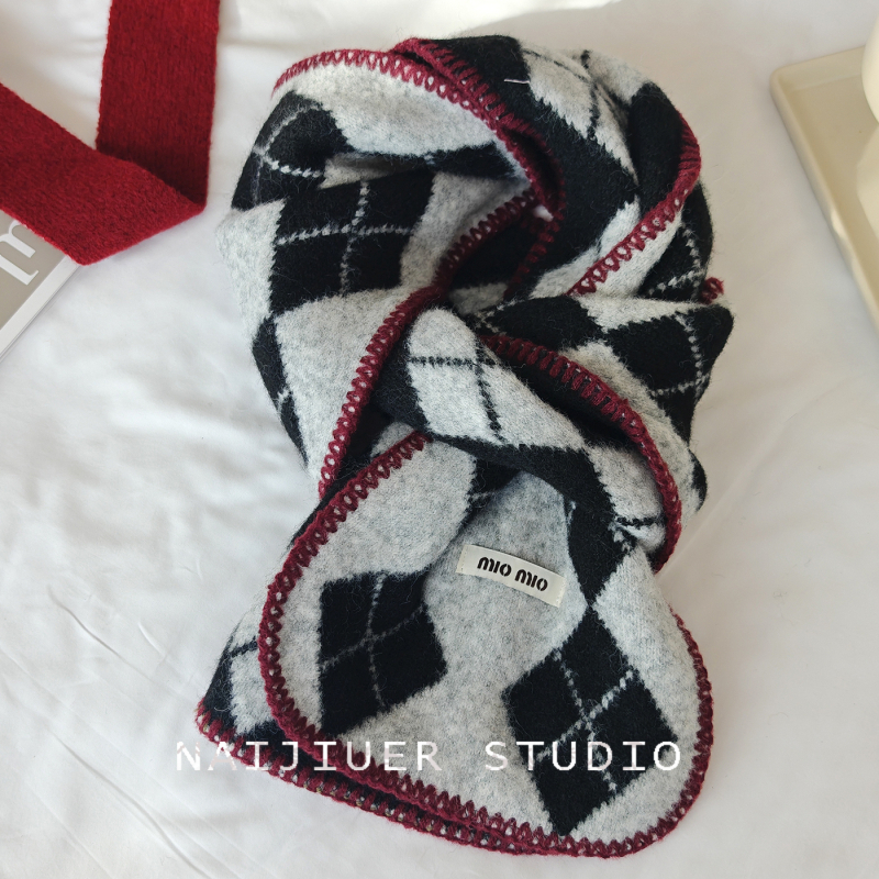 Шал от вълнена смес, плетен с диамантено каре, топъл и уютен за зимния сезон