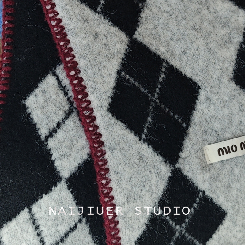 Шал от вълнена смес, плетен с диамантено каре, топъл и уютен за зимния сезон