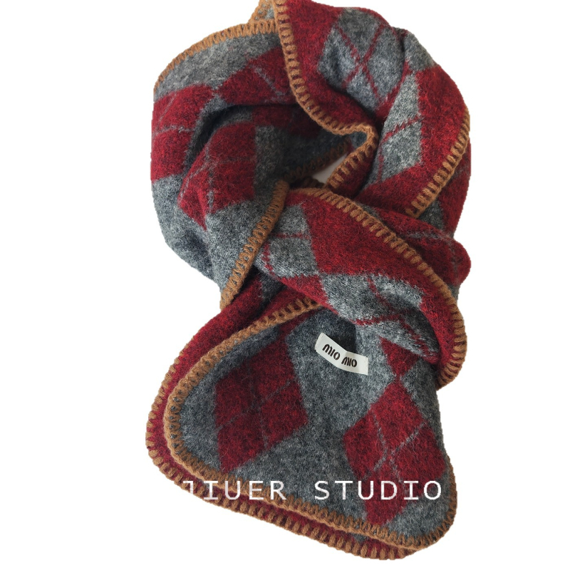 Шал от вълнена смес, плетен с диамантено каре, топъл и уютен за зимния сезон