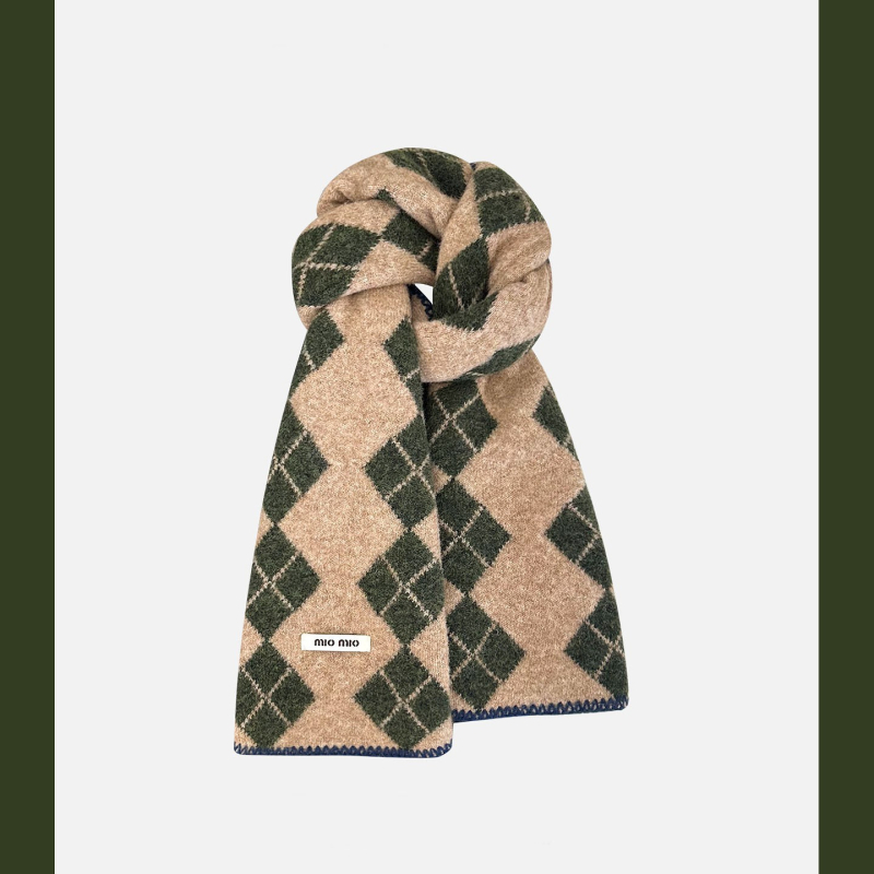 Шал от вълнена смес, плетен с диамантено каре, топъл и уютен за зимния сезон