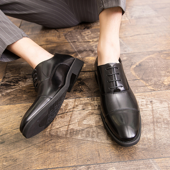 Férfi bőrcipő üzleti megjelenéshez, hegyes orrú, felsőrész műbőr, fűzős, gumírozott talp