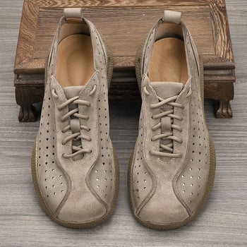 Férfiaknak szánt széles orrú mokaszín; felső rész első réteg marhabőrből; talpbetét első réteg disznó bőrből; gumitalp; csúszásmentes és légáteresztő