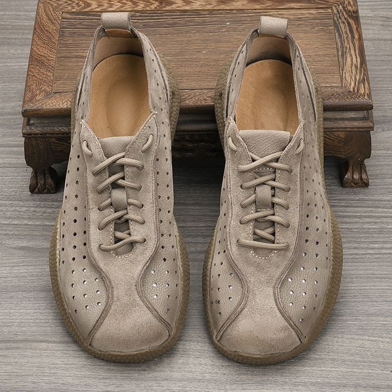 Férfiaknak szánt széles orrú mokaszín; felső rész első réteg marhabőrből; talpbetét első réteg disznó bőrből; gumitalp; csúszásmentes és légáteresztő